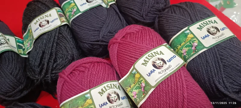 lana Gatto Misina Altopiano in mix di grigi e rosa( 10 gomitoli grigio, 2 grigio melange e due rosa acceso). 650 g.