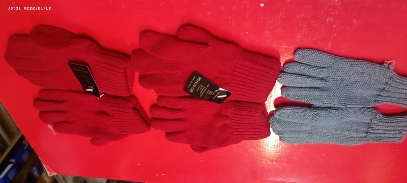 Tre paia di guanti bimbi, in lana, caldi e comodi. 150 g.