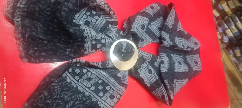 Vintage originale. Sciarpa in pura lana, leggera e calda.con la sciarpa è abbinato un comodo ed elegante fermaglio. Idea regalo di Natale. 200g.