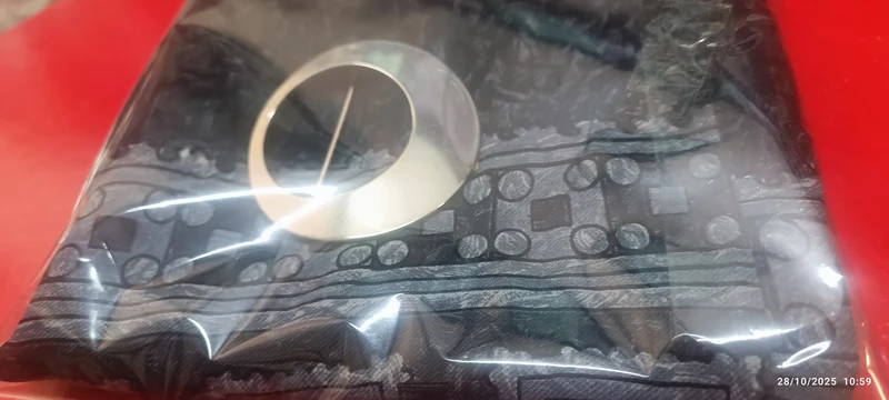 Vintage originale. Sciarpa in pura lana, leggera e calda.con la sciarpa è abbinato un comodo ed elegante fermaglio. Idea regalo di Natale. 200g.