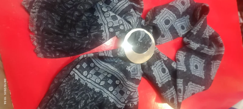 Vintage originale. Sciarpa in pura lana, leggera e calda.con la sciarpa è abbinato un comodo ed elegante fermaglio. Idea regalo di Natale. 200g.