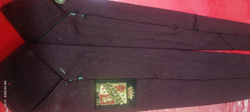 Cravatta Vintage di seta pura Ditta Canasta di colore amaranto a micro fantasia.Pezzo unico. 100g.