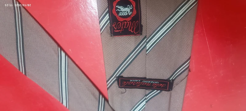Per chi ama il Vintage Cravatta del Cinema. Cravatta in seta naturale, interno lana della Ditta Canasta.Pezzo unico. 100g. €17,90.