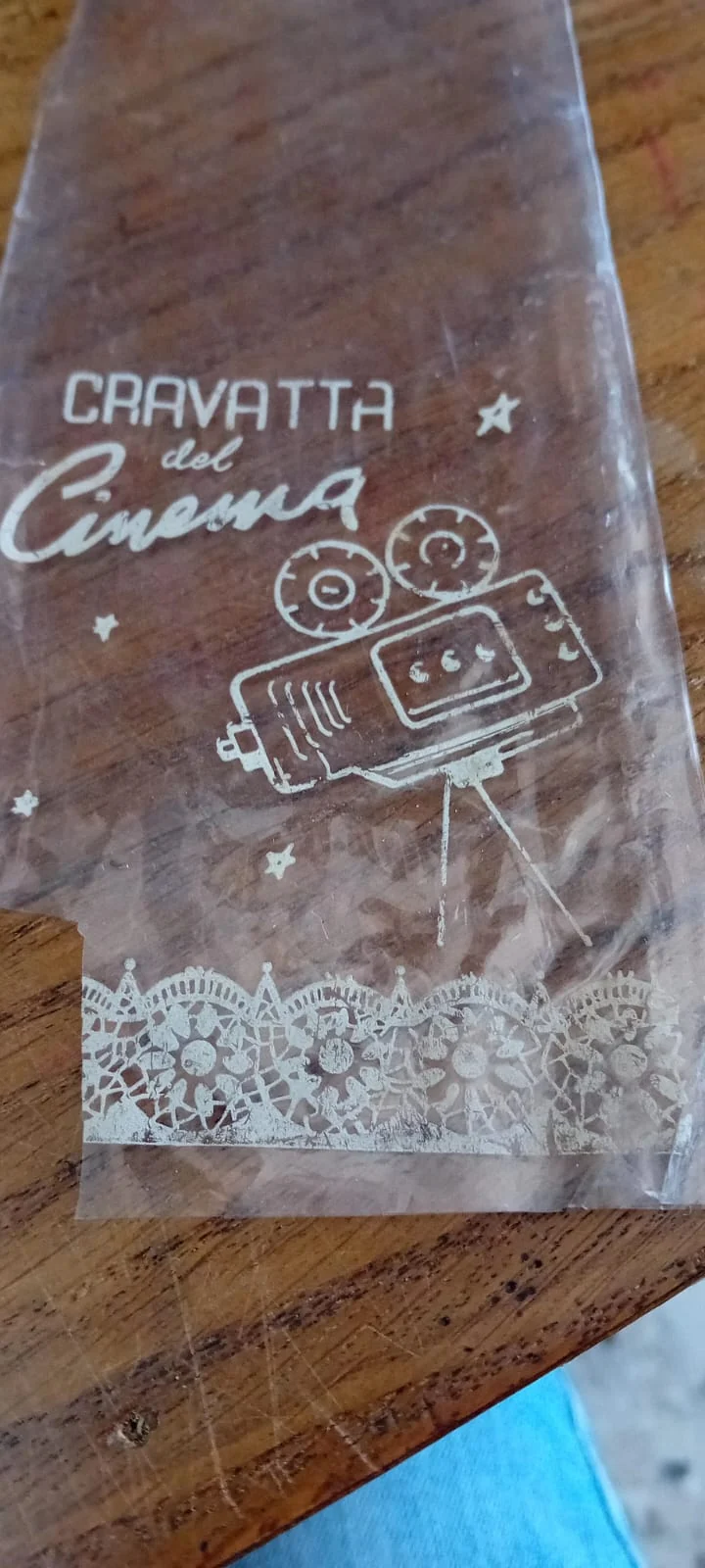 Per chi ama il Vintage Cravatta del Cinema. Cravatta in seta naturale, interno lana della Ditta Canasta.Pezzo unico. 100g. €17,90.