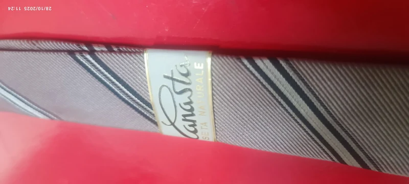 Per chi ama il Vintage Cravatta del Cinema. Cravatta in seta naturale, interno lana della Ditta Canasta.Pezzo unico. 100g. €17,90.