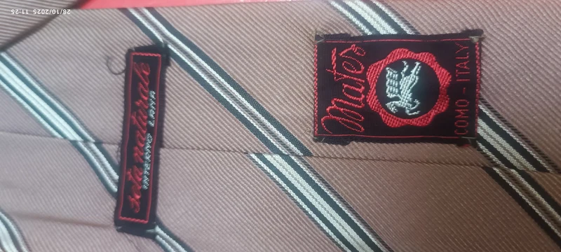 Per chi ama il Vintage Cravatta del Cinema. Cravatta in seta naturale, interno lana della Ditta Canasta.Pezzo unico. 100g. €17,90.