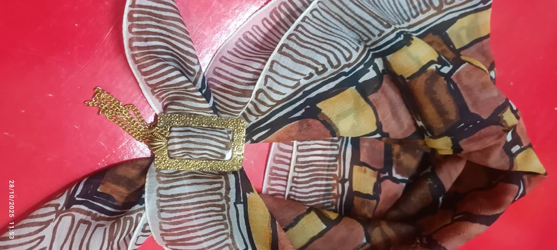 Vintage originale. Foulard con fermaglio. Ideale per un gradito regalo. 100 g.