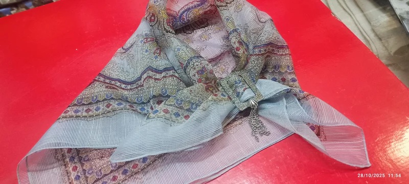 Vintage originale. Foulard con fermaglio. Ideale per un gradito regalo. 100 g.