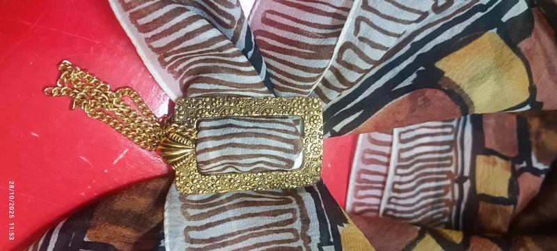 Vintage originale. Foulard con fermaglio. Ideale per un gradito regalo. 100 g.
