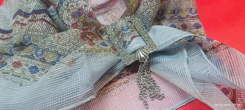 Vintage originale. Foulard con fermaglio. Ideale per un gradito regalo. 100 g.
