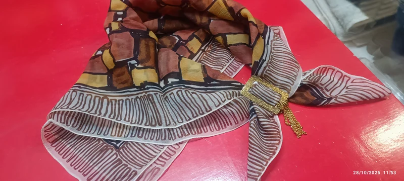 Vintage originale. Foulard con fermaglio. Ideale per un gradito regalo. 100 g.