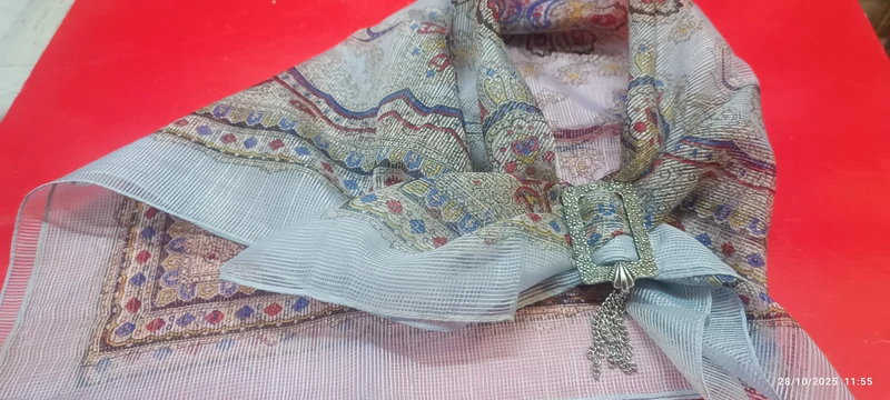 Vintage originale. Foulard con fermaglio. Ideale per un gradito regalo. 100 g.