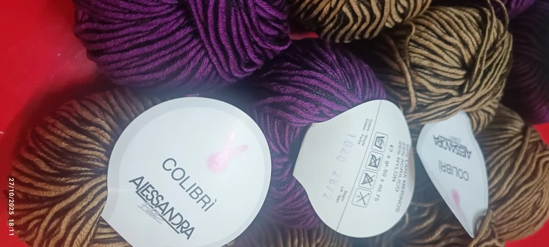 Filato moda Colibrì di Alessandra, misto lana(50%), nylon e acrilico, filo profilato, in mix di gomitoli di due colori in foto, ferri 6. 550 g.