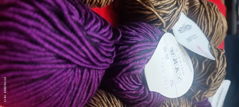 Filato moda Colibrì di Alessandra, misto lana(50%), nylon e acrilico, filo profilato, in mix di gomitoli di due colori in foto, ferri 6. 550 g.