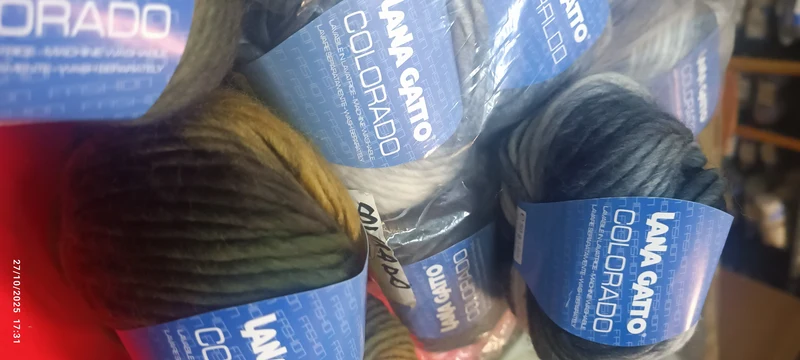 Lana Gatto Colorado,un mix di fantasia di grigi(10 gomitoli) e fantasia autunno(6 gomitoli). Ferri 6/7. 800g.