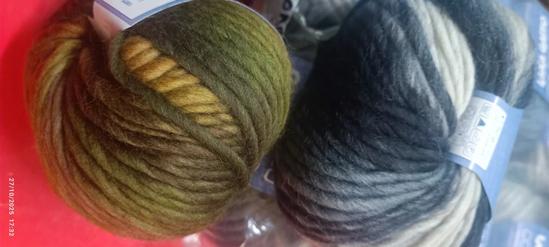 Lana Gatto Colorado,un mix di fantasia di grigi(10 gomitoli) e fantasia autunno(6 gomitoli). Ferri 6/7. 800g.