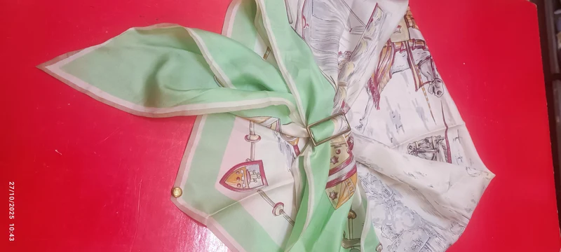 Originale foulard vintage di seta pura. Forma e fantasia particolari. È abbinato un ferma foulard vintage. 100g.