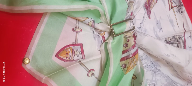 Originale foulard vintage di seta pura. Forma e fantasia particolari. È abbinato un ferma foulard vintage. 100g.