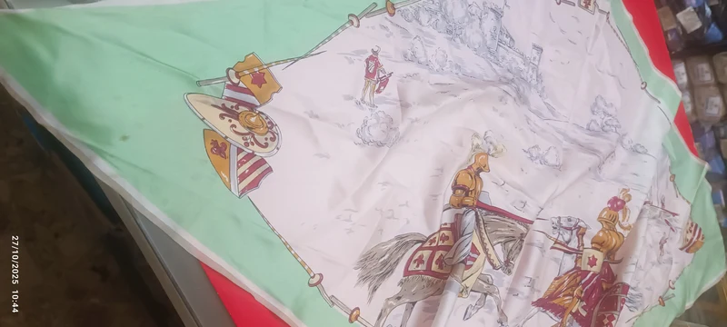 Originale foulard vintage di seta pura. Forma e fantasia particolari. È abbinato un ferma foulard vintage. 100g.