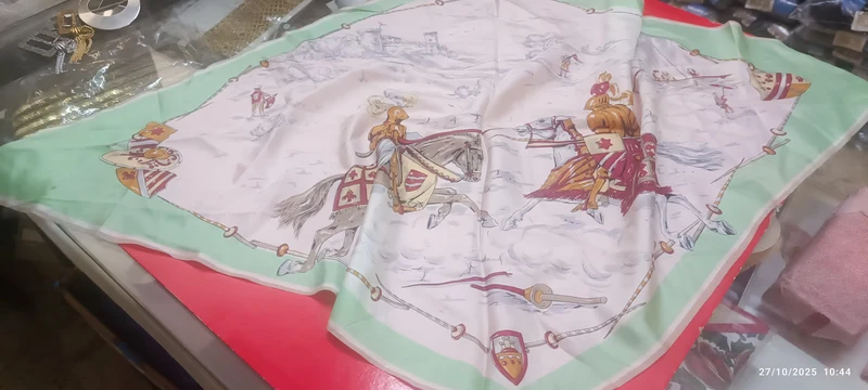 Originale foulard vintage di seta pura. Forma e fantasia particolari. È abbinato un ferma foulard vintage. 100g.
