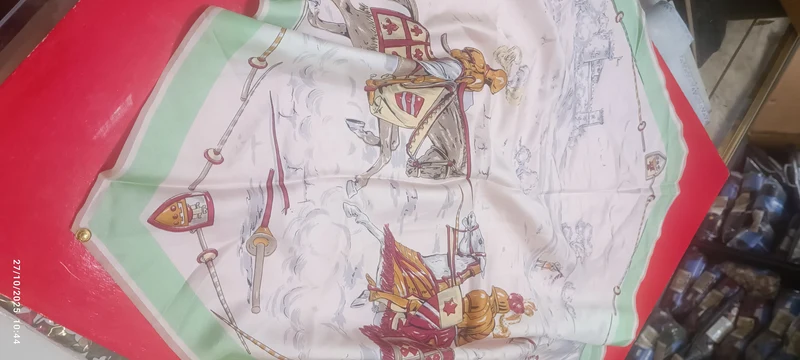 Originale foulard vintage di seta pura. Forma e fantasia particolari. È abbinato un ferma foulard vintage. 100g.