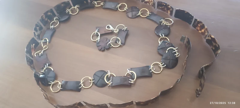 Accessori vintage: due cinture e un bracciale. 300 g.