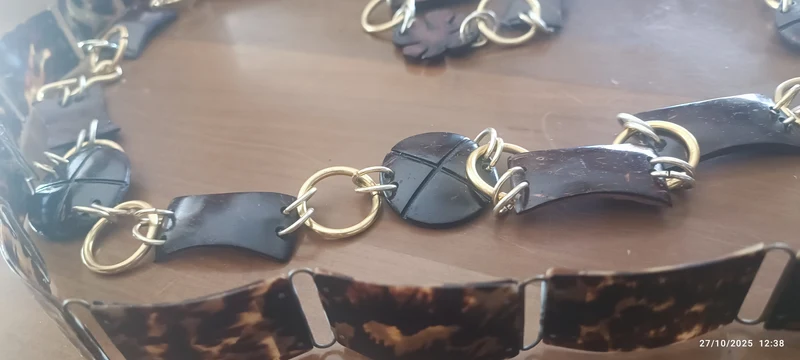 Accessori vintage: due cinture e un bracciale. 300 g.