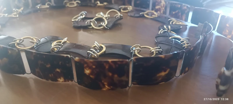 Accessori vintage: due cinture e un bracciale. 300 g.