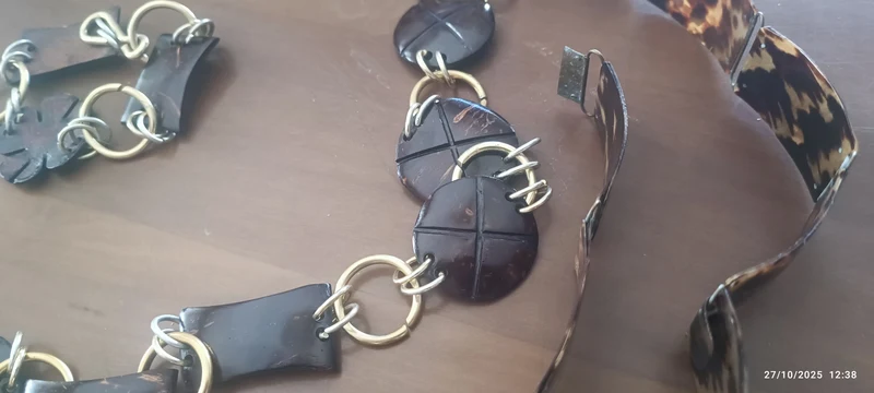 Accessori vintage: due cinture e un bracciale. 300 g.