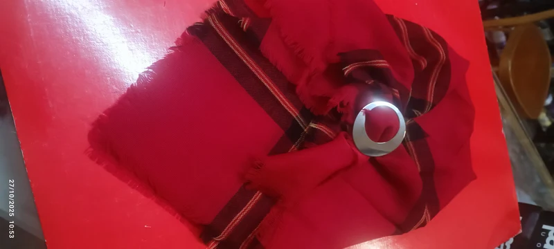 Foulard di lana a trama leggera ma calda, fantasia scozzese con elegante ferma foulard vintage in metallo . 200g.