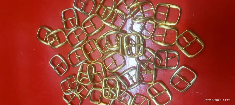 Stock di 28 fibbie vintage per cinture in metallo dorato, 3 cm. 250 g.