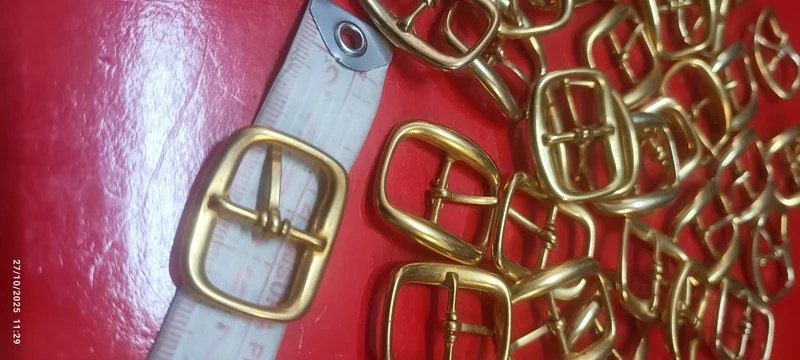 Stock di 28 fibbie vintage per cinture in metallo dorato, 3 cm. 250 g.