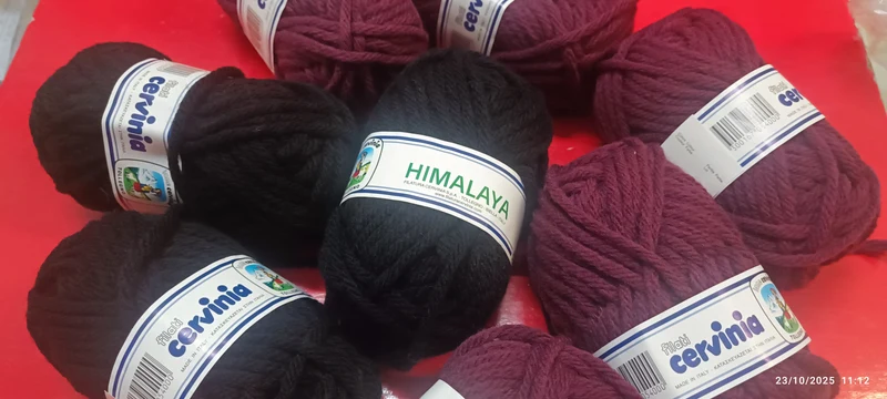 Mix di due colori di misto lana(65%) Himalaya Cervinia, ferri7/8 , 40 m., colori nero e vinaccia. 450g.