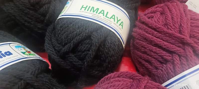 Mix di due colori di misto lana(65%) Himalaya Cervinia, ferri7/8 , 40 m., colori nero e vinaccia. 450g.
