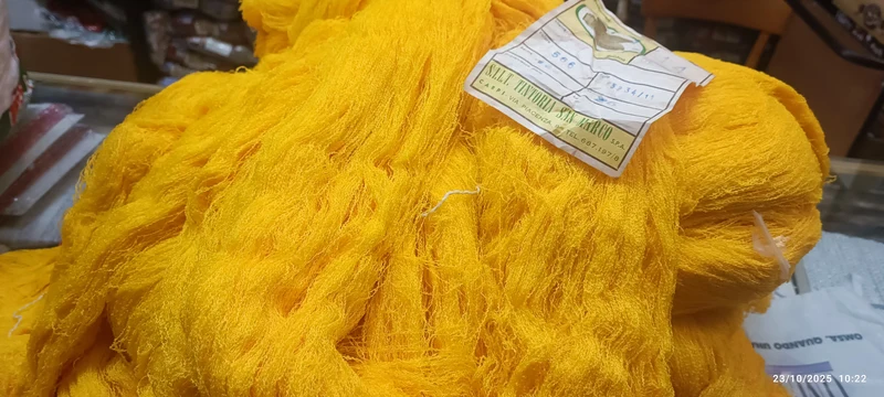 SILT Tintoria San Marco Carpi - matasse di bouclerino giallo in offerta. Titolo1/14. 3,8 kg.