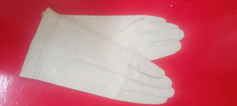 Un paio di guanti vintage di pura pelle lavabile, colore ghiaccio, taglia 7. 70 g.