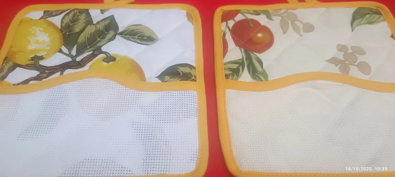 Due comode presine con tela aida da personalizzare. 100 g.