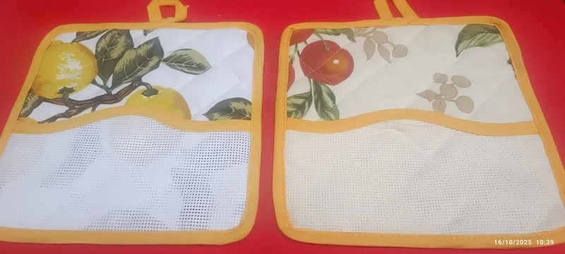 Due comode presine con tela aida da personalizzare. 100 g.