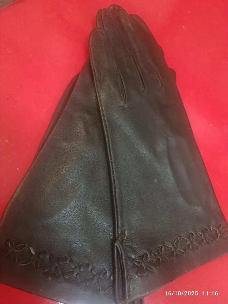 Un paio di guanti vintage di pura pelle lavabile, colore marrone, taglia 8,5. 70 g.