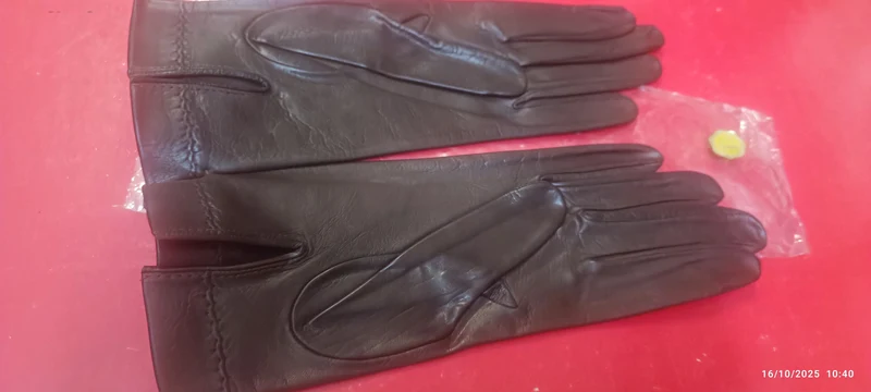 Un paio di guanti vintage di pura pelle lavabile, colore marrone, taglia 7,5. 70 g.