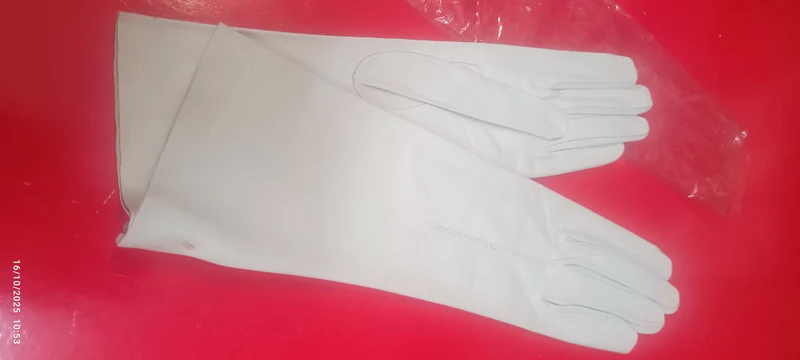 Un paio di guanti lunghi vintage in vera pelle lavabile, colore ghiaccio, taglia 7. 100g