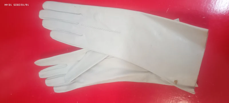 Un paio di guanti lunghi vintage in vera pelle lavabile, colore ghiaccio, taglia 7,5. 100 g.