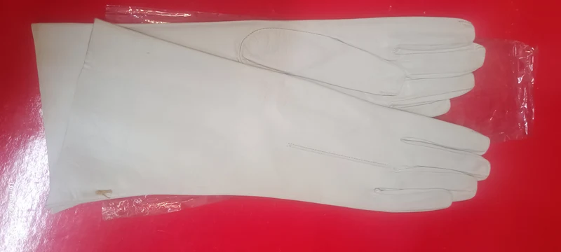 Un paio di guanti lunghi vintage in vera pelle lavabile, colore ghiaccio, taglia 8,5. 100g.