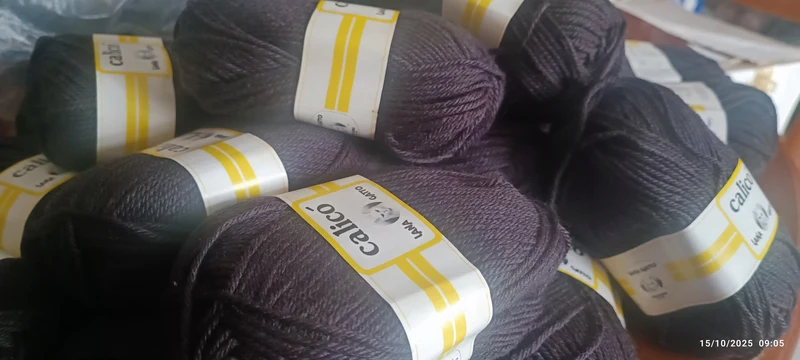 Lana Gatto Calicò, misto lana, 113 m, ferri 4,5. Colore marrone. 1 kg.