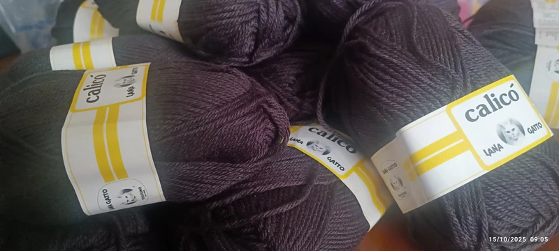 Lana Gatto Calicò, misto lana, 113 m, ferri 4,5. Colore marrone. 1 kg.