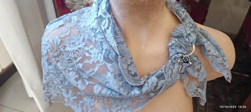 Triangolo di pizzo vintage, colore celeste con abbinato cerchio con croce ferma foulard in rodio. 200g.