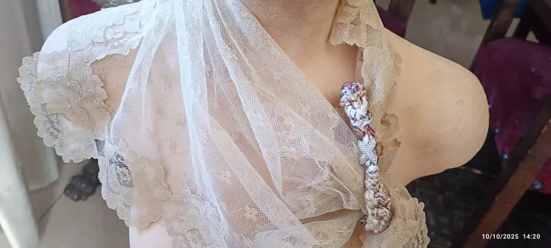 Triangolo di pizzo vintage, colore beige con abbinato bracciale ferma foulard. 200g.