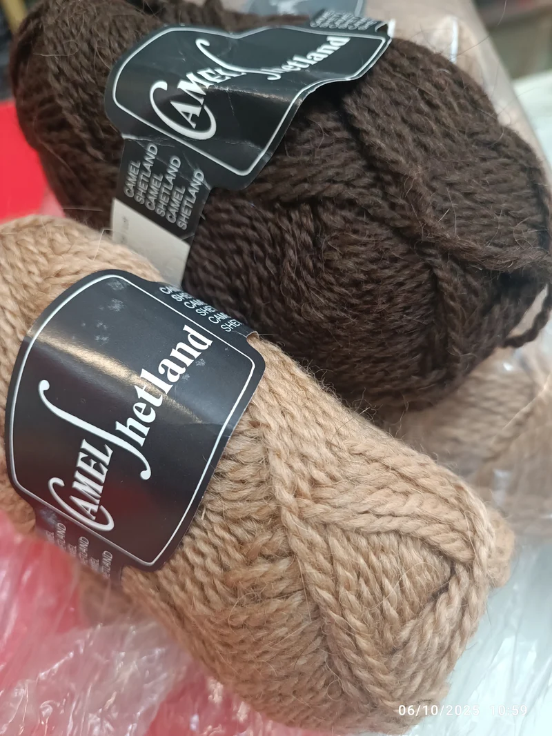 Camel Shetland, filato moda, 40% lana di 🐫, 40% di lana e 20% di acrilico. Morbido e caldo, 10 gomitoli cammello e uno marrone per bordi a contrasto.. 550 g.