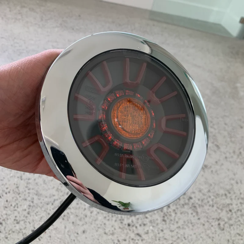Fanale posteriore rotondo scuro Fristom con stop, posizione e indicatore di direzione / copertura cromata