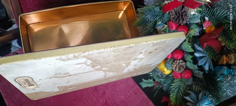 Scatola di latta vintage Biscotti Bertani di Novara Camporelli. . Misure 40 x 28 x 11 cm. 700g.